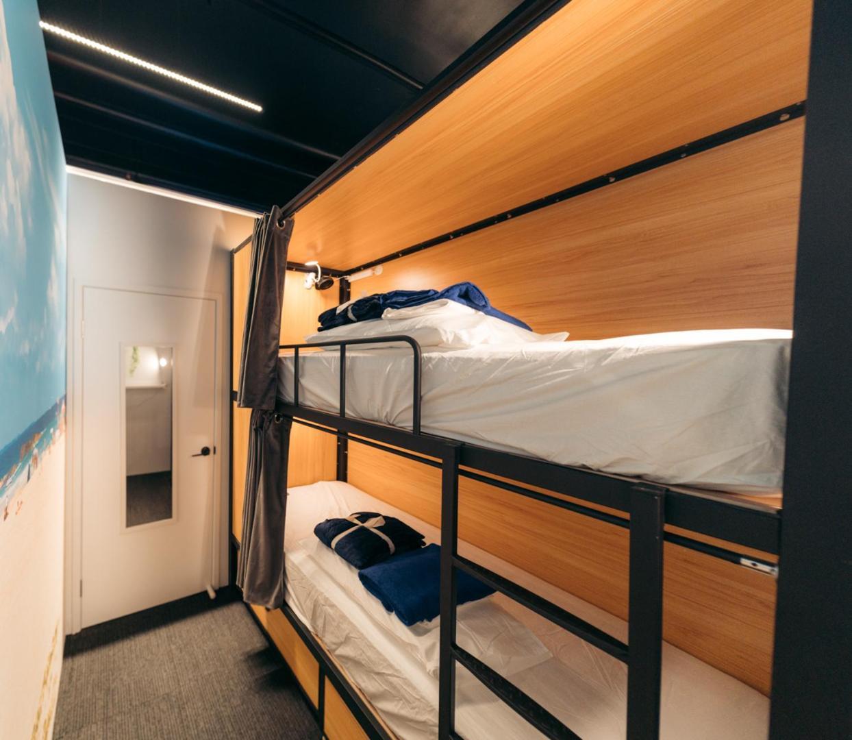 Capsuleaccom Hostel Gold Coast Esterno foto