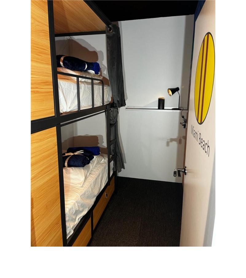 Capsuleaccom Hostel Gold Coast Esterno foto